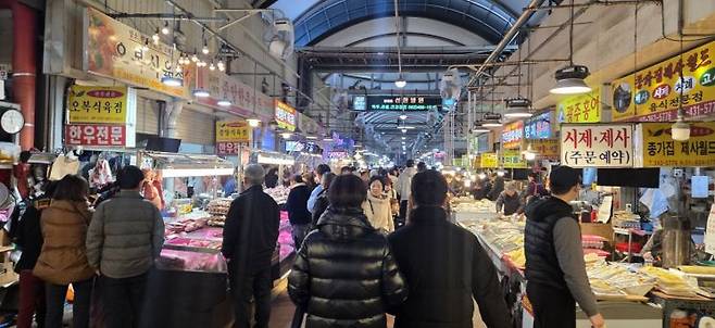 설 연휴 첫날인 14일 오전 광주 서구 양동시장이 손님들로 북적이고 있다. 민찬기 기자