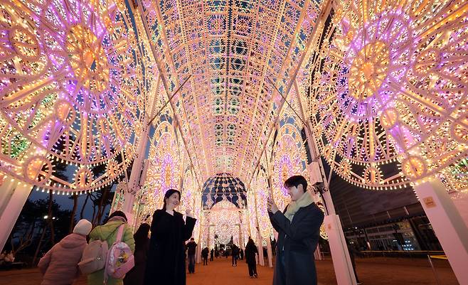 /뉴스1서울 송파구 롯데월드타워 월드파크에서 시민들이 ‘2026 롯데 루미나리에 Wish Shines On’행사를 관람하고 있다.