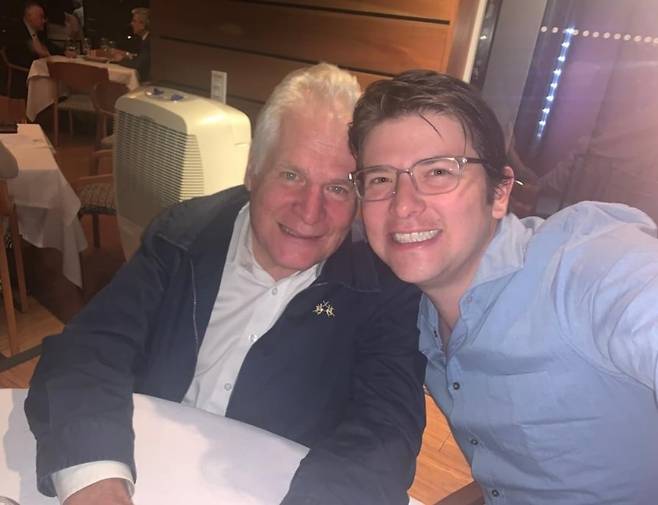 최근 콜롬비아 대선 출마를 선언한 미겔 우리베 론도뇨(왼쪽)가 생전 아들 미겔 우리베 투르바이와 함께 찍은 사진. /론도뇨 인스타그램