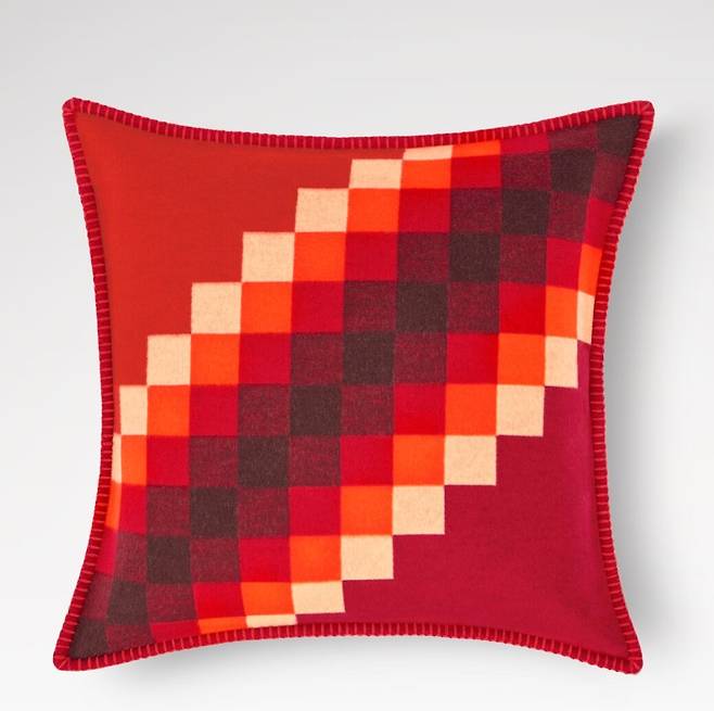 찬사받는 아르헨티나 디자이너 크리스티안 모하데드가 다양한 영감의 원천을 바탕으로 선보이는 루이 비통 선셋 쿠션. 독창적인 시각적 에너지로 집안에 생동감을 불어넣는다. 루이 비통.