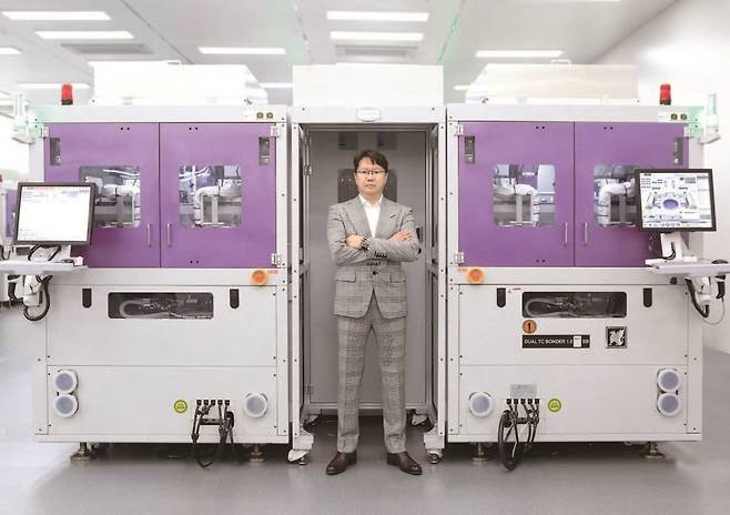 한미반도체가 출시한 6세대 고대역폭메모리(HBM)용 ‘TC 본더 4’와 곽동신 회장. / 사진 한미반도체