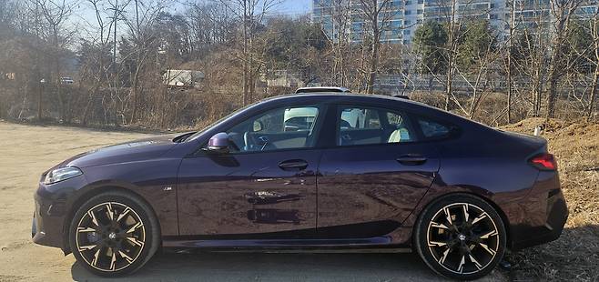 BMW 228 xDrive M sport의 측면 모습. /김지환 기자