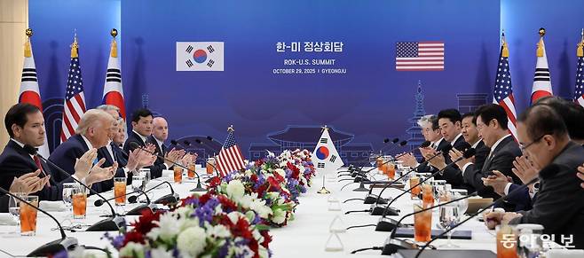 이재명 대통령과 도널드 트럼프 미국 대통령이 29일 경북 경주박물관에서 한미 정상회담을 하고 있다. 2025.10.29. 대통령실사진기자단 송은석 기자 silverstone@donga.com
