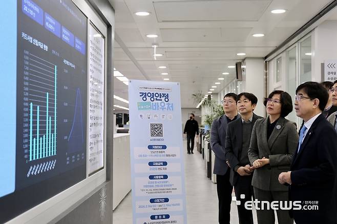 소상공인시장진흥공단은 지난 9일 오전 9시부터 '소상공인 경영안정 바우처' 지원사업의 신청 접수를 받기 시작했다.