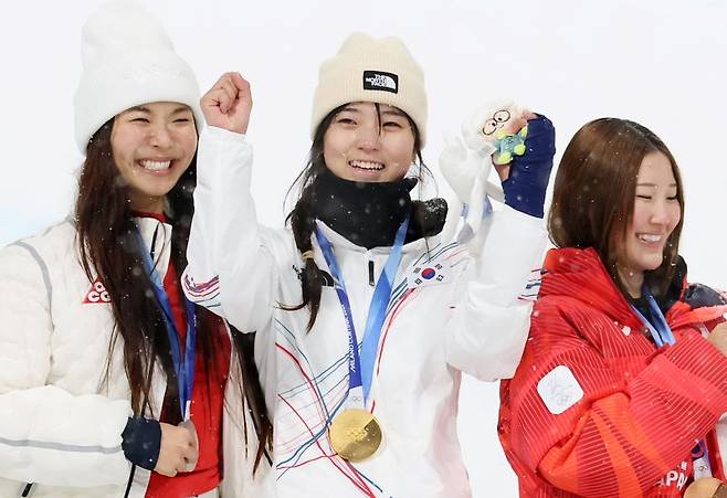 12일(현지시간) 이탈리아 리비뇨 스노파크에서 열린 2026 밀라노·코르티나담페초 동계올림픽 스노보드 여자 하프파이프 결선에서 90.25점을 받아 금메달을 획득한 스노보드 최가온이 기뻐하고 있다. 2026.2.13 /사진=뉴스1