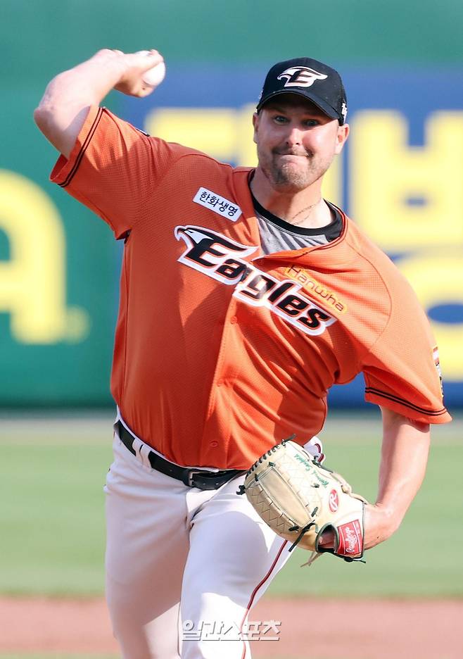 2020 프로야구 KBO리그 한화 이글스와 두산 베어스의 경기가 14일 오후 대전 한화생명이글스파크에서 열렸다. 한화 선발 서폴드가 공을 던지고 있다. 대전=김민규 기자 /2020.06.14/