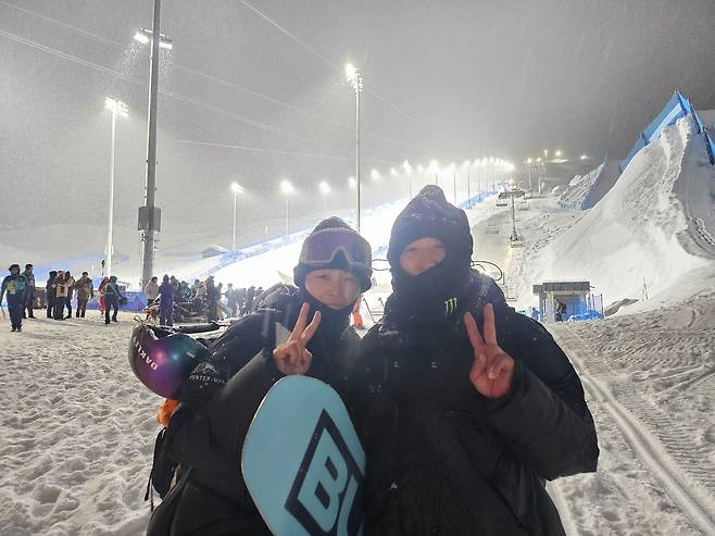 최가온의 어머니 박지효씨(왼쪽)와 아버지 최인영씨가 13일 딸의 2026 밀라노·코르티나담페초 동계올림픽 우승을 지켜본 뒤 함께 기뻐하고 있다. 고봉준 기자