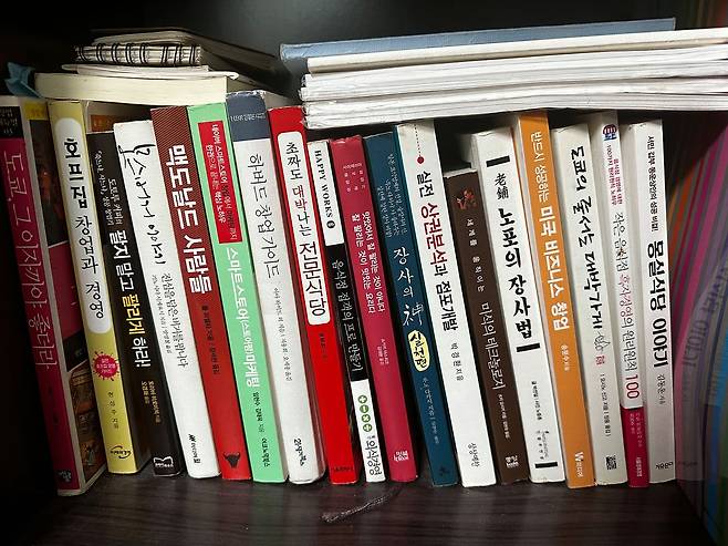 김도현씨가 장사를 준비하며 읽었던 창업·외식업 관련 도서들. 사진 김도현