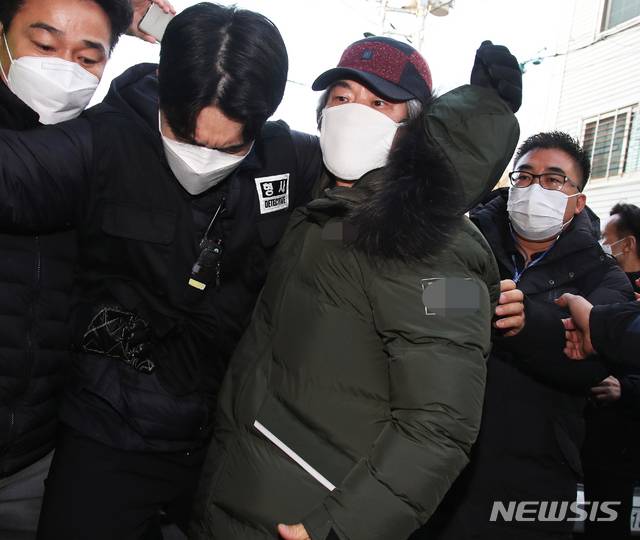 2020년 12월12일 아동 성폭행 혐의로 징역 12년을 교도소에서 복역해 출소한 조두순(당시 68세)이 경기도 안산시 자신의 거주지로 들어가고 있다. /사진=뉴시스