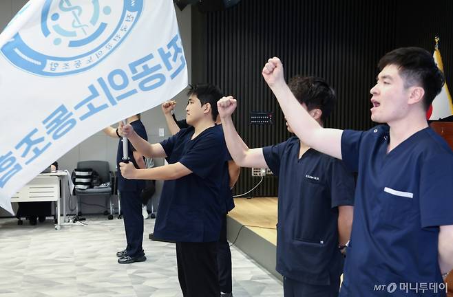 (서울=뉴스1) 김도우 기자 = 유청준 전국전공의노동조합 위원장과 집행부가 14일 서울 용산구 대한의사협회에서 열린 전공의노조 출범식에서 노동조합 깃발을 흔들고 있다. 2025.9.14/뉴스1 Copyright (C) 뉴스1. All rights reserved. 무단 전재 및 재배포, AI학습 이용 금지. /사진=(서울=뉴스1) 김도우 기자