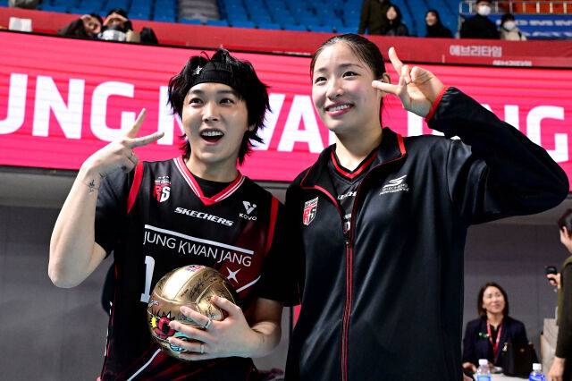 경기 후 인쿠시가 슈퍼주니어 성민의 요청에 기념 촬영을 하고 있다 / 한국배구연맹(KOVO)