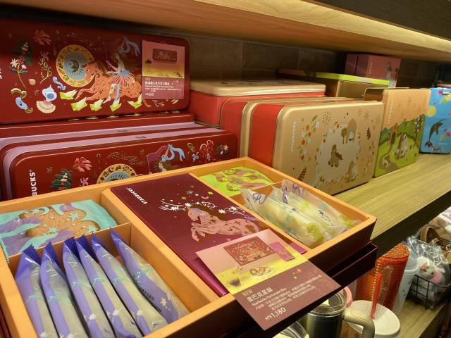 ▲ 타이베이 스타벅스에 진열된 춘지에(음력설)를 기념하는 상품들. 대만은 중국어를 쓰고 중국의 전통문화를 이어오고 있지만, 동시에 가장 미국화된 나라이기도 하다. ⓒ필자