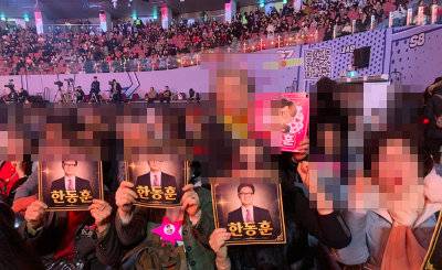 부산과 강원 춘천 등 전국에서 모여든 지지자들이 ‘한동훈’을 연호하고 있다.