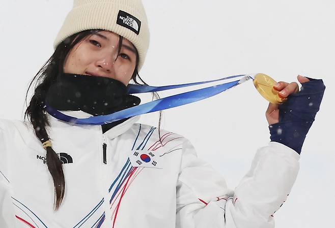 12일(현지시간) 이탈리아 리비뇨 스노파크에서 열린 2026 밀라노-코르티나담페초 동계올림픽 스노보드 여자 하프파이프 결승에서 우승한 최가온이 금메달을 손에 들고 눈물을 글썽이고 있다. 2026.2.13 연합뉴스