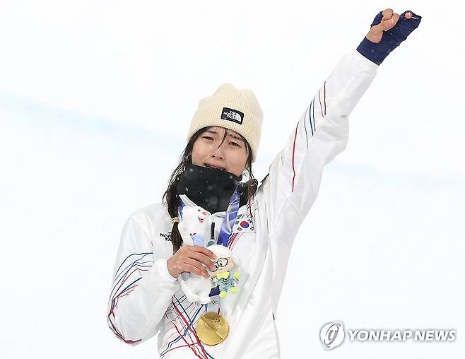 최가온, 눈물의 금메달 (리비뇨=연합뉴스) 류영석 기자 = 12일(현지시간) 이탈리아 리비뇨 스노파크에서 열린 2026 밀라노·코르티나담페초 동계 올림픽 스키 스노보드 여자 하프파이프 결선에서 90.25점을 획득해 금메달을 획득한 한국 최가온이 시상대에 올라 눈물을 흘리며 팔을 들어보이고 있다. 2026.2.13 ondol@yna.co.kr