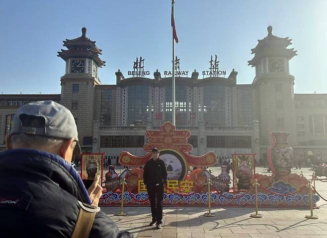 중국 베이징 베이징역 (베이징=연합뉴스) 한종구 특파원 = 13일 중국 베이징 베이징역에서 한 중국인이 기념촬영을 하는 모습.