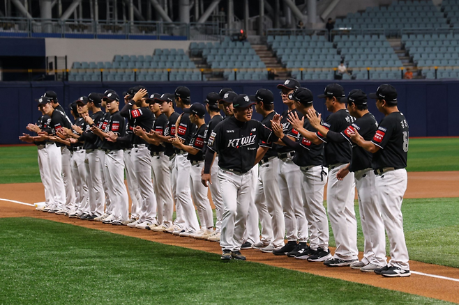 KT 선수단이 1일 서울 고척스카이돔에서 열린 2025 퓨처스리그 챔피언결정전에 앞서 도열하고 있다. 사진 | KBO