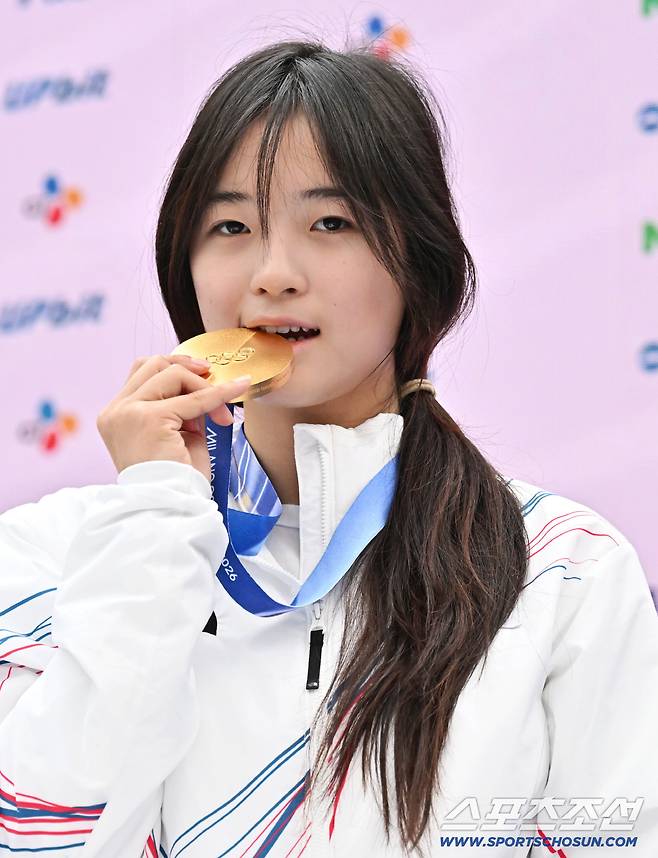 14일 이탈리아 밀라노 코리아하우스에서 스노보드 하프파이프 금메달리스트 최가온 기자회견이 열렸다. 금메달 들고 포즈 취하는 최가온. 밀라노(이탈리아)=송정헌 기자songs@sportschosun.com/2026.02.14/