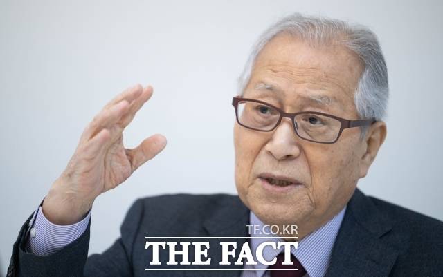 정세현 전 통일부 장관은 지난 10일 <더팩트>와 인터뷰에서 북한 노동당 제9차 당대회가 2월 하순으로 예정된 데 대해 "당대회는 지난 5년을 총화하는 자리"라며 "정확히 5년 만에 열지 못하고 미뤄졌다는 건 과업이 계획대로 마무리되지 못했다는 신호"라고 강조했다. /수서=박헌우 기자