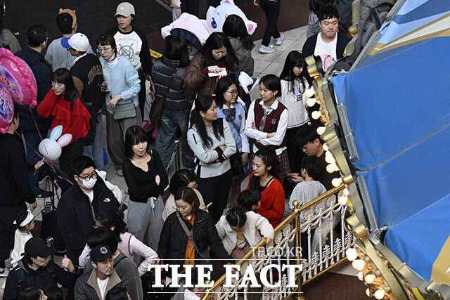 설 연휴 둘째 날인 15일 오후 서울 송파구 롯데월드 어드벤처가 실내 놀이시설을 찾은 방문객들로 붐비고 있다. /송호영 기자