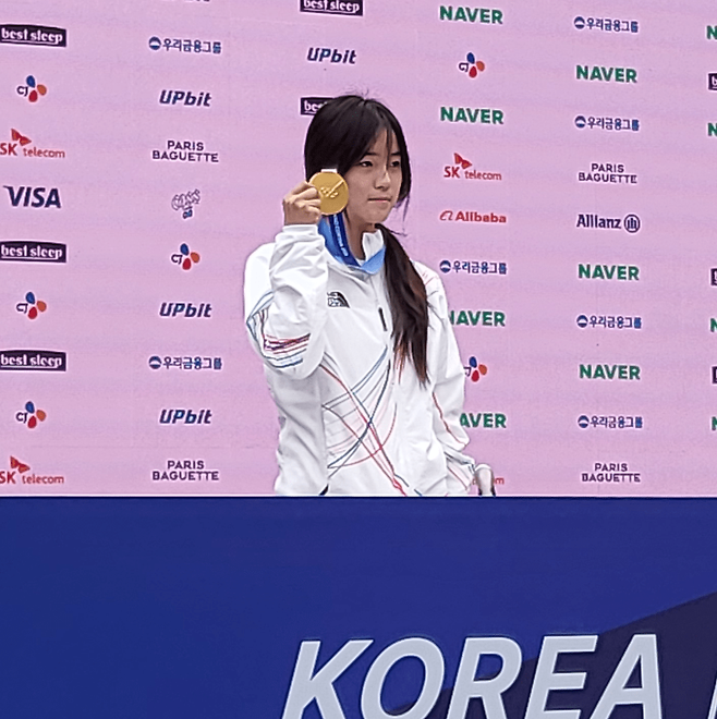 최가온이 밀라노 코르티나담초페 동계올림픽 코리아하우스에서 열린 기자회견에서 스노보드 금메달을 들어 보이고 있다. 올댓스포츠 제공