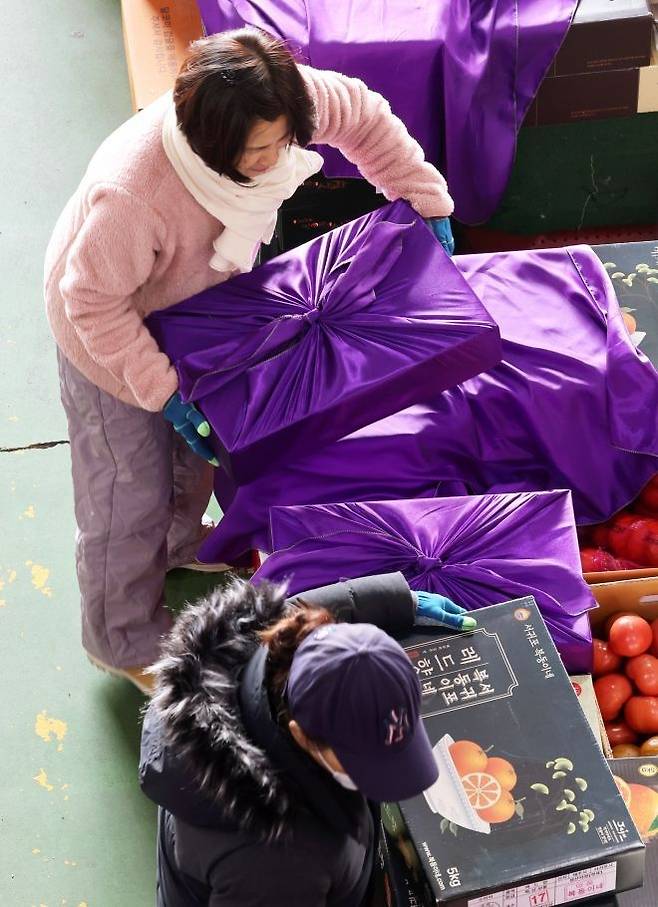 설날을 닷새 앞둔 지난 12일 광주 서구 매월동 서부농수산물도매시장에서 상인들이 선물용 과일상자를 포장하고 있다. (해당 사진은 기사와 직접적인 관련이 없습니다.) 연합뉴스