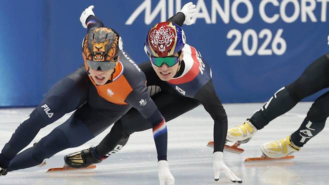 14일 오후(현지시간) 이탈리아 밀라노 아이스 스케이팅 아레나에서 2026 밀라노 코르티나 동계 올림픽 쇼트트랙 남자 1500m에 출전한 황대헌(왼쪽에서 둘째) . 밀라노=장련성 기자