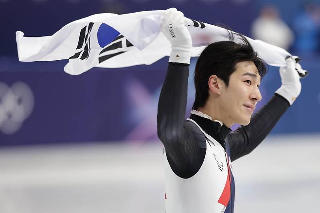 14일 오후(현지시간) 이탈리아 밀라노 아이스 스케이팅 아레나에서 2026 밀라노 코르티나 동계 올림픽 쇼트트랙 남자 1500m에 출전해 은메달을 획득한 황대헌이 태극기를 들어 보이고 있다. 밀라노=장련성 기자