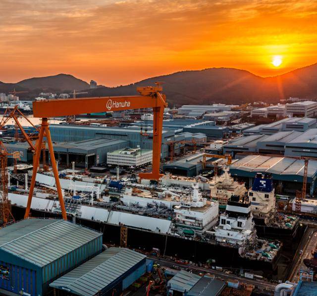 지난해 12월 2일 한미 조선업 협력 프로젝트 ‘마스가(MASGA·미국 조선업을 다시 위대하게)’의 핵심 기업인 한화오션의 사업장이 있는 경남 거제시 옥포산업단지 1·2 도크에서 갓 솟아오른 태양으로 배경으로 액화천연가스(LNG) 운반선이 건조되고 있다. 거제=최주연 기자