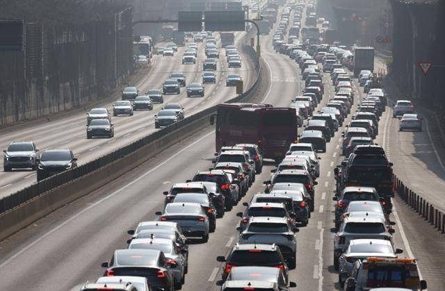 설 연휴 둘째 날인 15일 서울 서초구 잠원IC 경부고속도로 하행선이 정체를 빚고 있다. 뉴시스