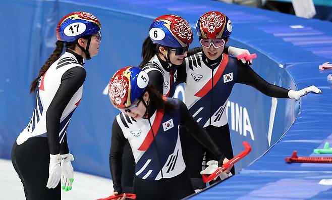 쇼트트랙 심석희, 최민정, 김길리, 이소연(왼쪽부터)이 14일(현지시간) 이탈리아 밀라노 아이스 스케이팅 아레나에서 열린 2026 밀라노·코르티나담페초 동계올림픽 쇼트트랙 여자 3000m 계주 준결승에서 1위로 결승선을 통과한 뒤 기쁨을 나누고 있다. 뉴스1