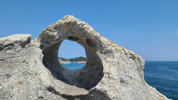 ▲ 자연이 빚어낸 걸작인 고성 능파대. 이곳은 BTS가 다녀간 후로는 성지로도 불린다.