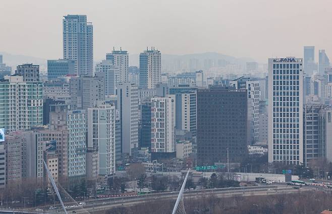 10일 서울 여의도 금융투자협회에서 바라본 영등포구 아파트 모습. /사진=임형택 기자