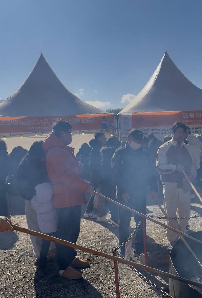 아빠를 방패삼아 연기를 막고 있는 엄마와 아이 / 사진= 문서연 여행+ 기자