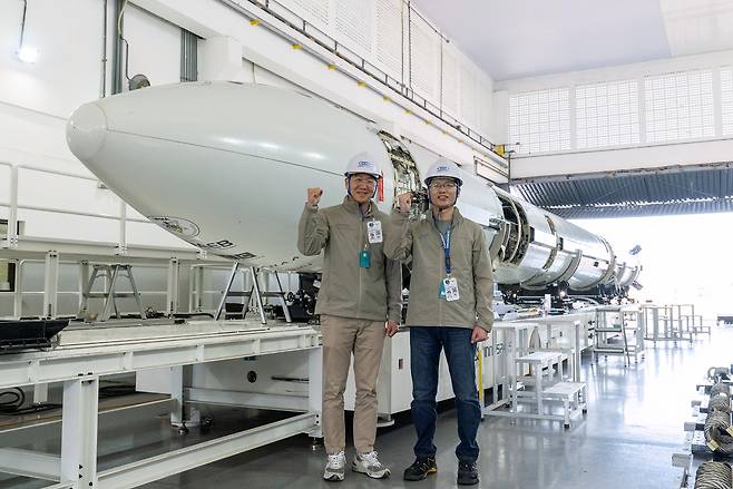 코오롱스페이스웍스 안상현 대표(왼쪽)가 작년 11월 브라질 알칸타라 우주센터를 찾아 이노스페이스 김수종 대표(오른쪽)와 '한빛-나노' 발사체 앞에서 기념사진을 촬영하고 있다 /사진제공=코오롱스페이스웍스