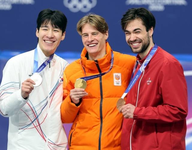 황대헌(왼쪽부터)이 15일(한국시간) 이탈리아 밀라노 아이스스케이팅 아레나에서 열린 2026 밀라노·코르티나동계올림픽 쇼트트랙 남자 1500m에서 시상식에서 네덜란드 옌스 판트 바우트, 라트비아 로베르트 크루즈베르크스와 기념촬영을 하고 있다. 뉴시스