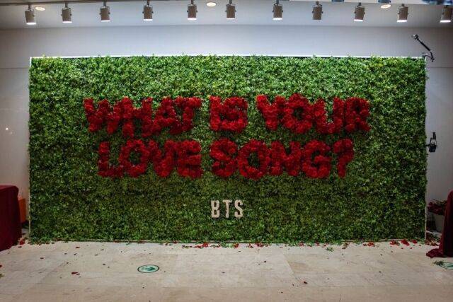 'WHAT IS YOUR LOVE SONG?' 문구 / 빅히트 뮤직