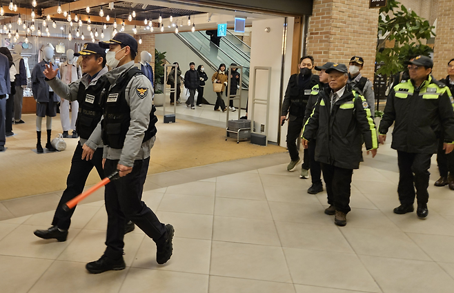 서울경찰청 지하철경찰대 소속 경찰들이 13일 자율방범대와 함께 서울 고속버스터미널 파미에스테이션에서 합동 순찰을 하고 있다. 이용경 기자