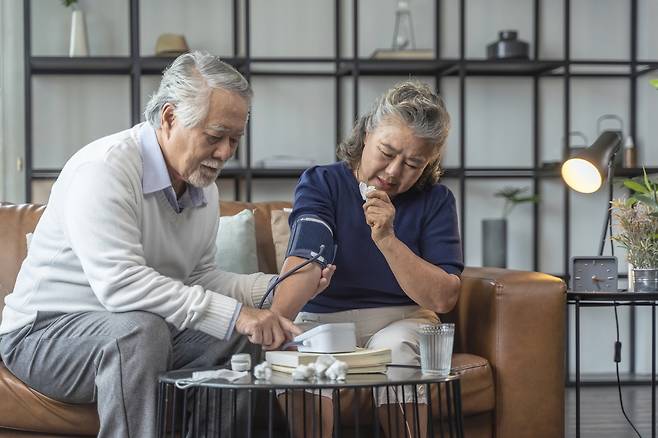 30대의 혈압·혈당 등 기초 지표 관리가 잘된 그룹은 그렇지 않은 그룹보다 노년기 만성 질환 위험이 70% 이상 낮았다. 미래의 병원비 수천만원을 아끼는 길은 지금의 수치를 확인하는 것에서 시작된다. freepik 제공