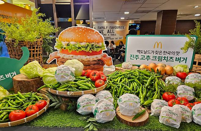 2024년 7월10일 맥도날드 신사역점에 ‘한국의 맛’ 프로젝트 신메뉴인 ‘진주 고추 크림치즈 버거’가 진열돼 있다. 김수연 기자