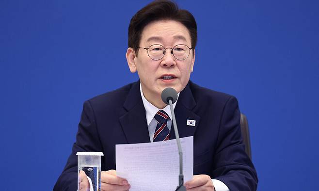 이재명 대통령이 12일 청와대에서 열린 수석보좌관회의에서 발언하고 있다. 연합뉴스