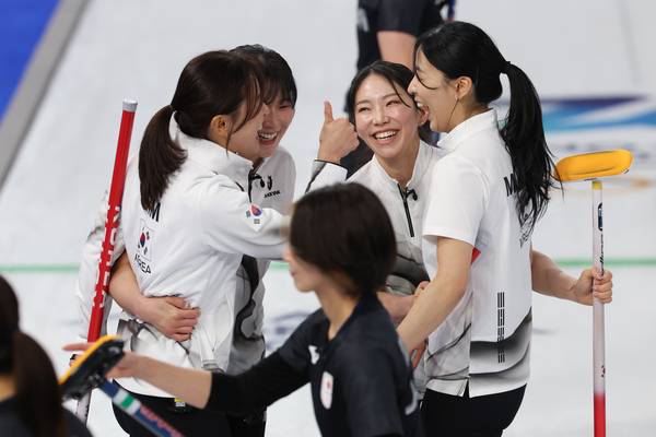 16일(한국시간) 이탈리아 코르티나담페초 컬링 올림픽 스타디움에서 열린 2026 밀라노ㆍ코르티나담페초 동계올림픽 컬링 여자 라운드로빈 한국과 일본의 경기에서 한국 대표팀이 7대5로 이긴 뒤 기뻐하고 있다./연합뉴스
