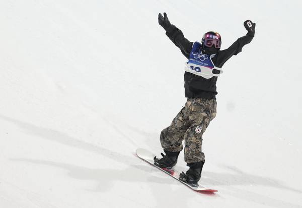 10일(한국시간) 이탈리아 리비뇨 스노파크에서 열린 2026 밀라노-코르티나담페초 동계올림픽 스노보드 여자 빅에어 결선에서 유승은이 2차 시기를 마친 뒤 두 팔을 들어올리고 있다./연합뉴스