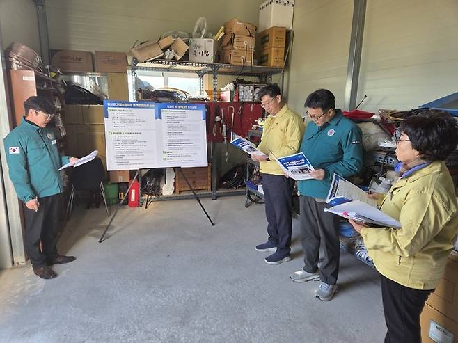 ▲ AI방역상황을 점검하고 있는 박찬국 국장(왼쪽 세번째).