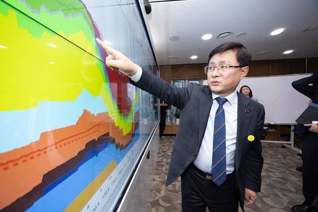 김성환 기후에너지환경부장관이 9일 세종시 정부세종청사에서 기후부 출입기자단과 신년 간담회를 가진 뒤 집무실에 마련된 전력 수급 현황판을 소개하고 있다. /제공=기후에너지환경부