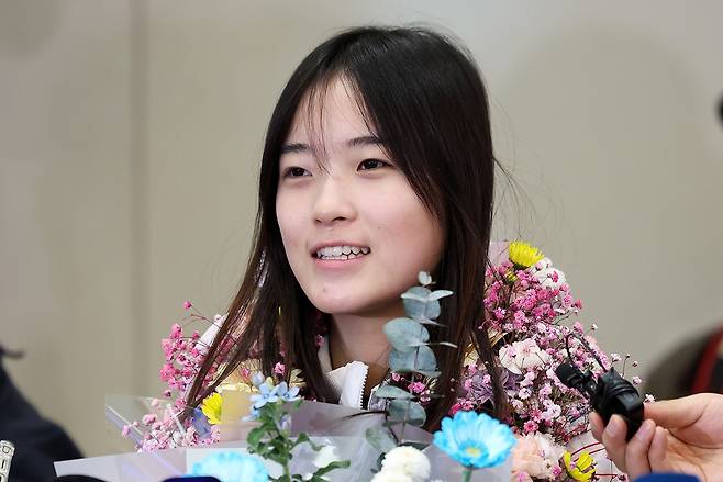 16일 오후 인천국제공항 2터미널에 귀국한 금메달리스트 최가온 선수 / 사진=뉴스1