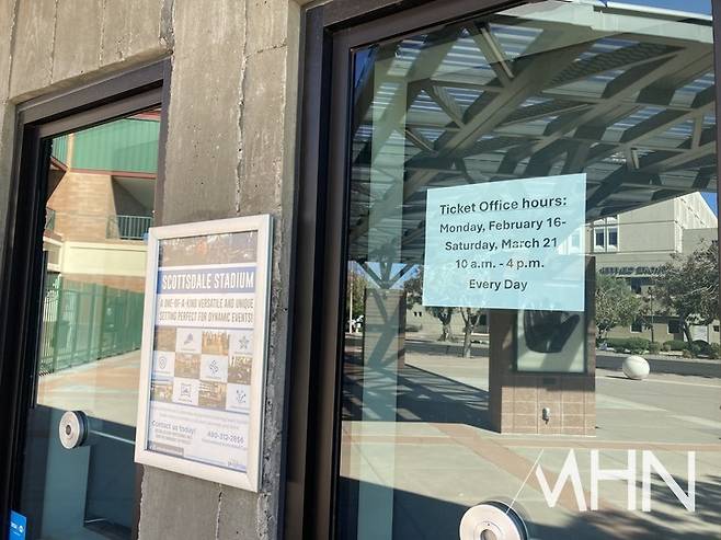 (2026년 샌프란시스코 스프링캠프 야구장 티켓 오피스에 영업시간과 관련된 안내문이 게시되어 있다)