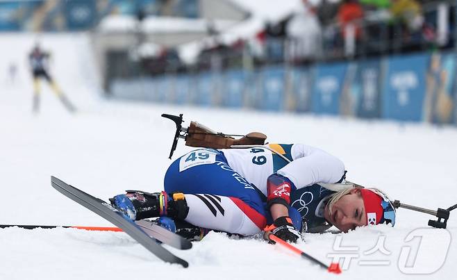 예카테리나 압바꾸모바가 15일(한국시간) 열린 2026 밀라노·코르티나담페초 동계 올림픽 바이애슬론 여자 10㎞ 추적 경기에서 55위를 기록했다. ⓒ AFP=뉴스1