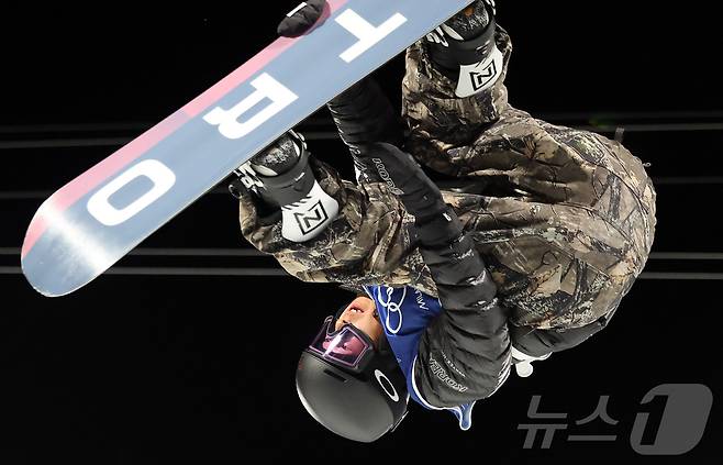 스노보드 이채운이 13일(현지시간) 이탈리아 리비뇨 스노파크에서 열린 2026 밀라노·코르티나담페초 동계올림픽 스노보드 남자 하프파이프 2차 결선 경기를 펼치고 있다. 1,2차 시기에서 아쉬운 모습을 보였건 이채운은 결선 3차에서 87.50점을 기록하며 최종 6위를 기록했다. 2026.2.14 ⓒ 뉴스1 김진환 기자