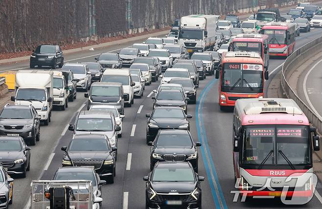 설 연휴를 하루 앞둔 13일 서울 서초구 잠원IC 인근 경부고속도로 하행선이 정체를 빚고 있다. 2026.2.13 ⓒ 뉴스1 이호윤 기자